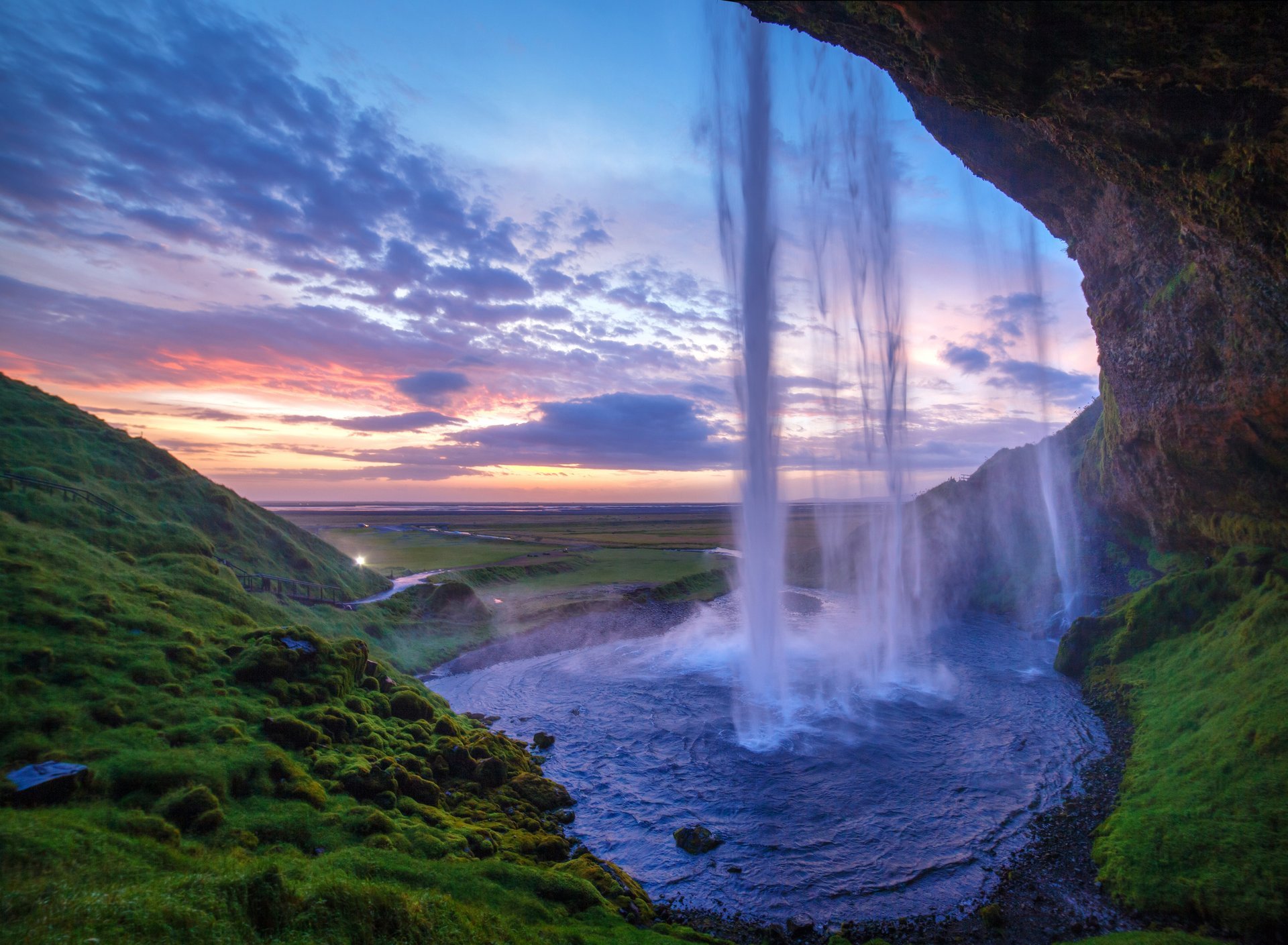 cascata tramonto roccia verde colline alba