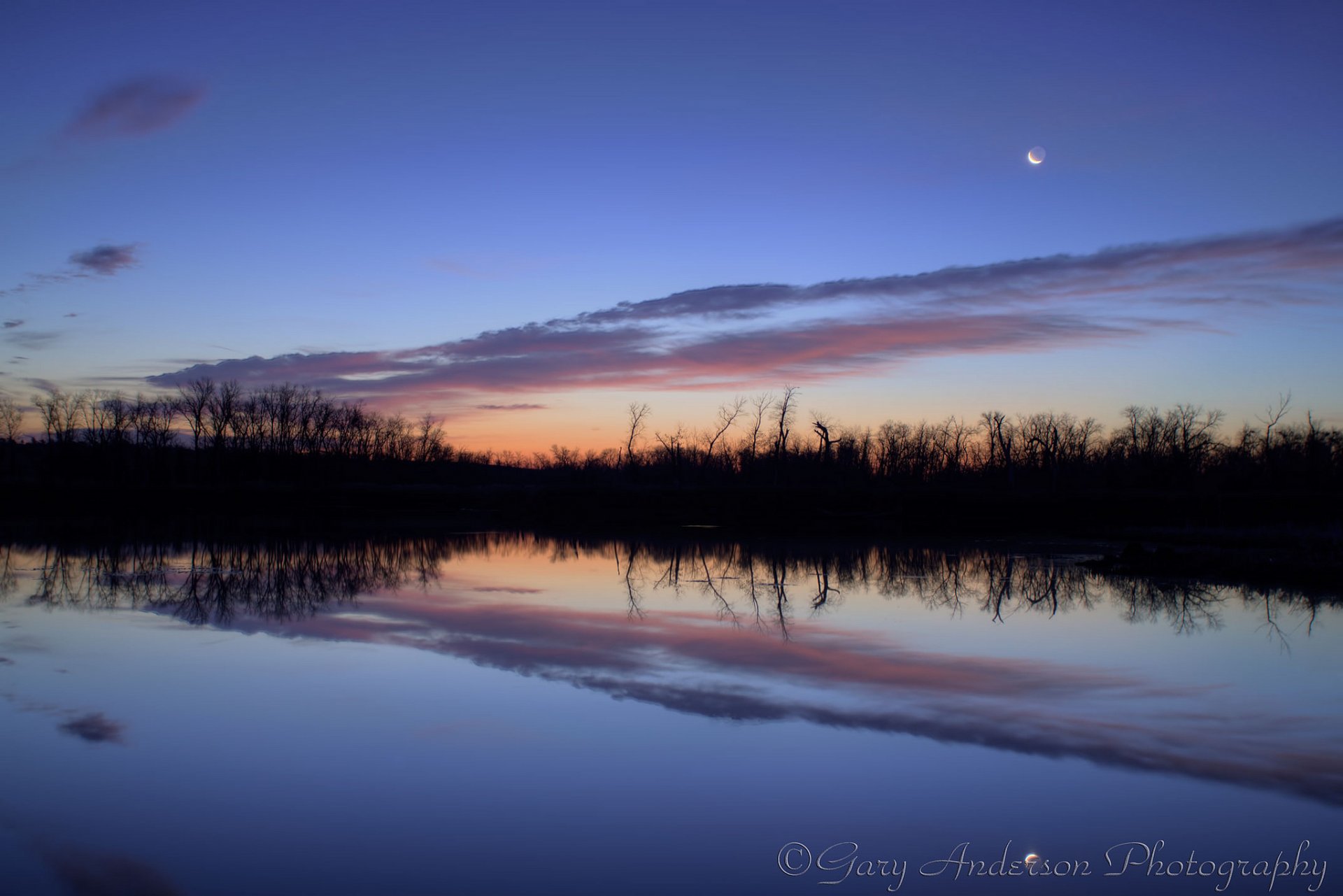 fluss wasser oberfläche ufer bäume reflexion blau orange himmel wolken monat mond vor sonnenaufgang