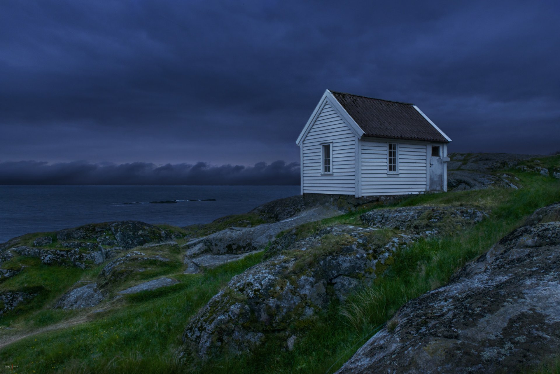 noruega casa lago noche azul cielo nubes