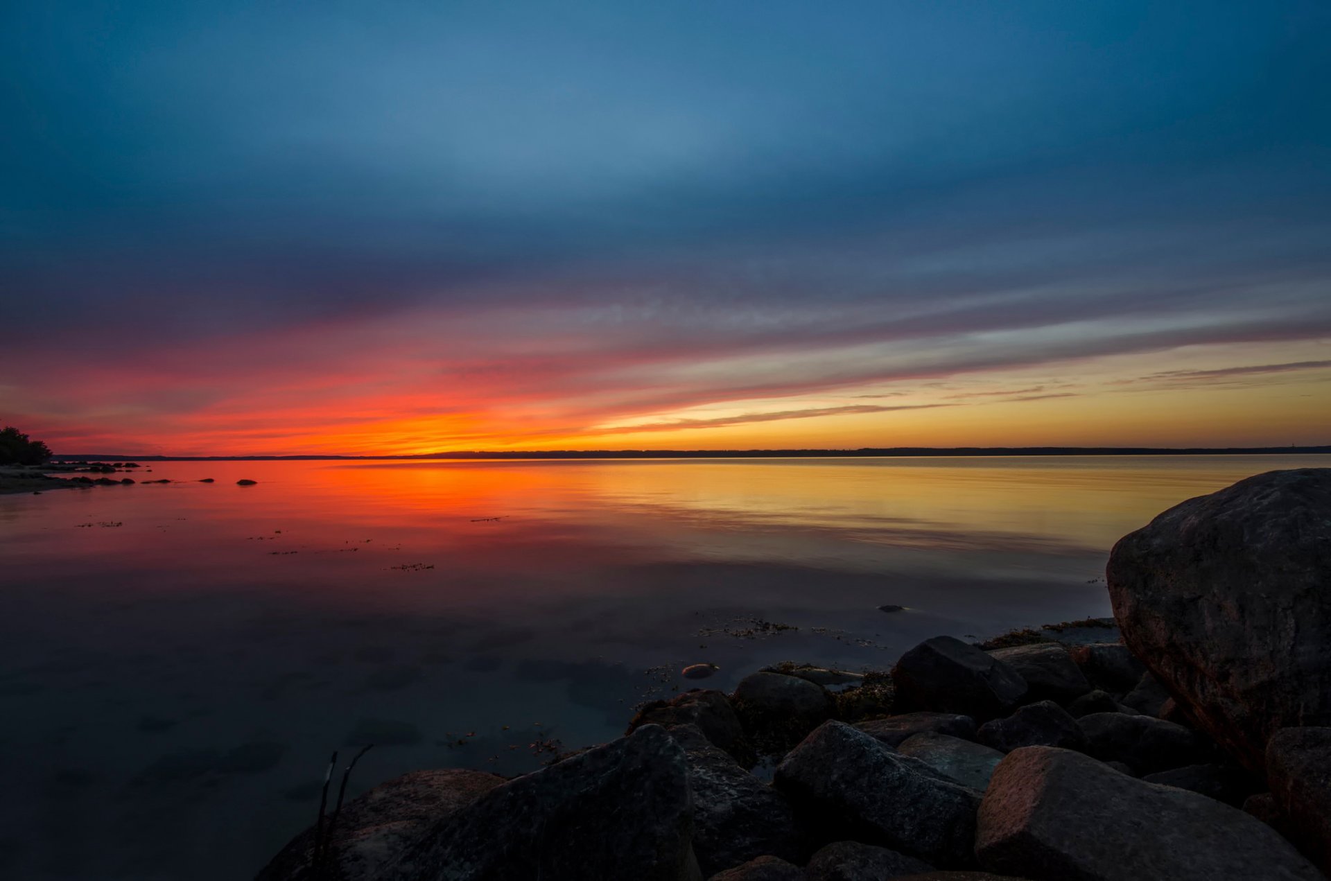 coucher de soleil mer baltique pierres