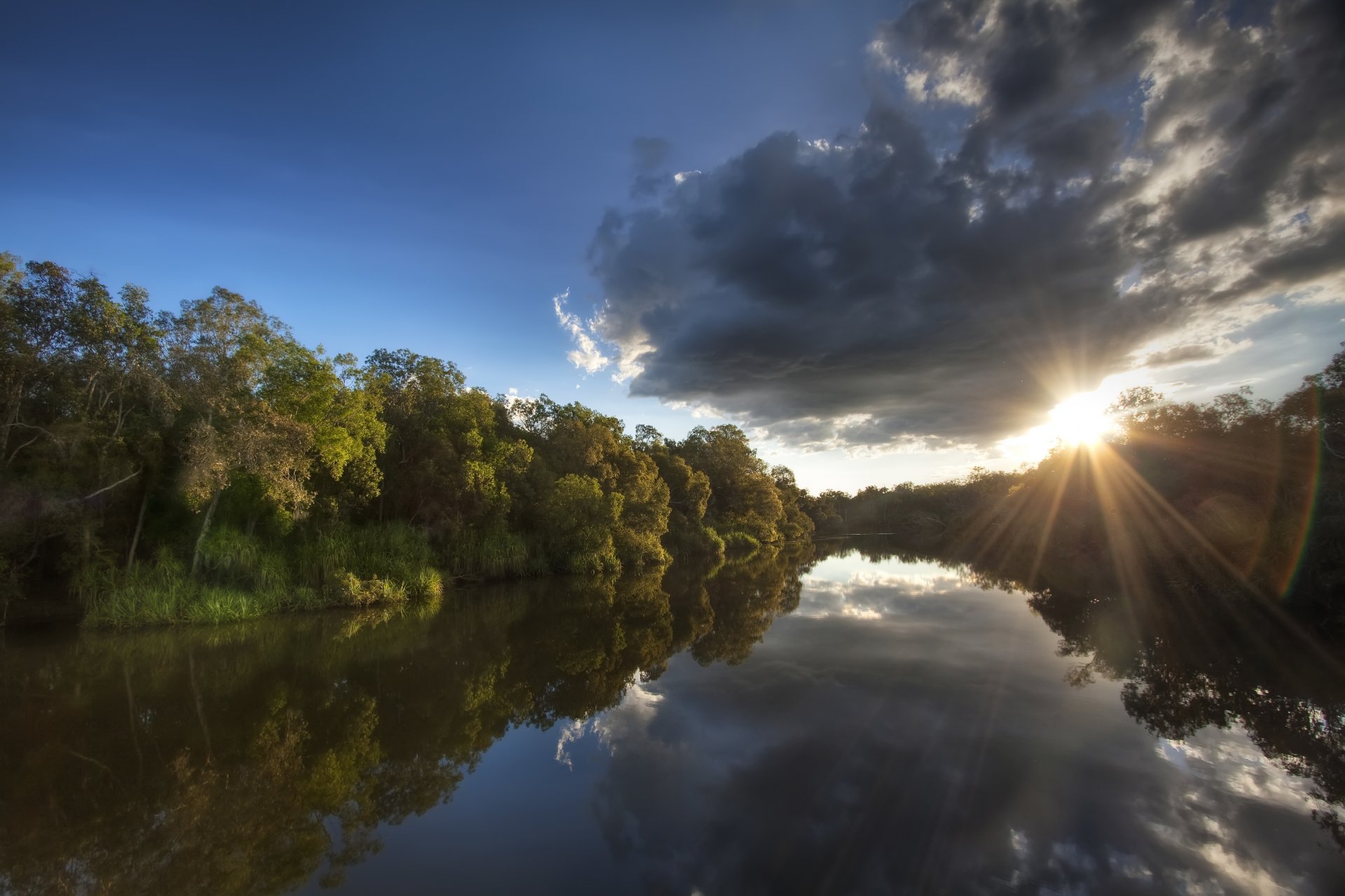 australie parc national arbres forêt rive rivière matin soleil rayons ciel nuages réflexion