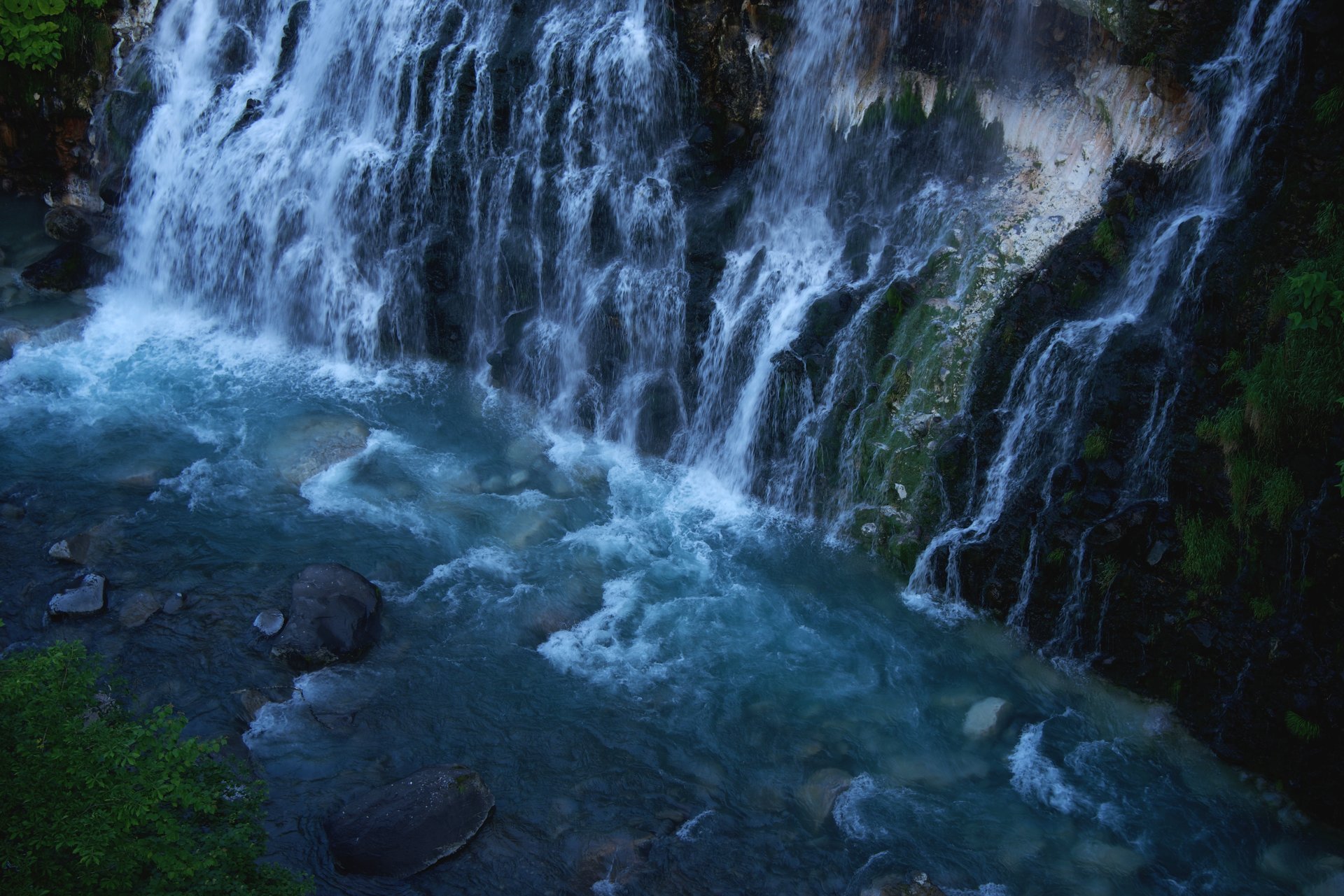 río cascada piedras fondo noche