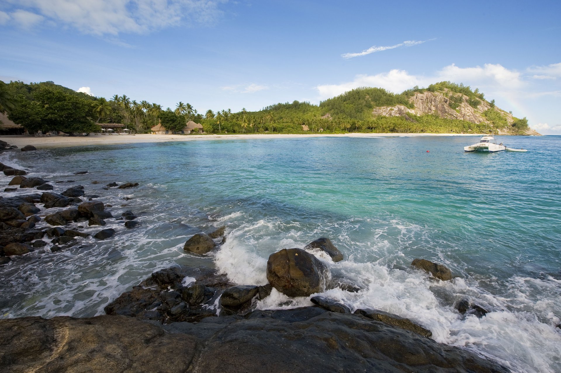 eyshelles isola del nord spiaggia palme estate sole oceano relax esotico divertimento natura seychelles isola del nord piante acqua mare relax paesaggio costa montagna yacht bungalow rocce surf rocce vista