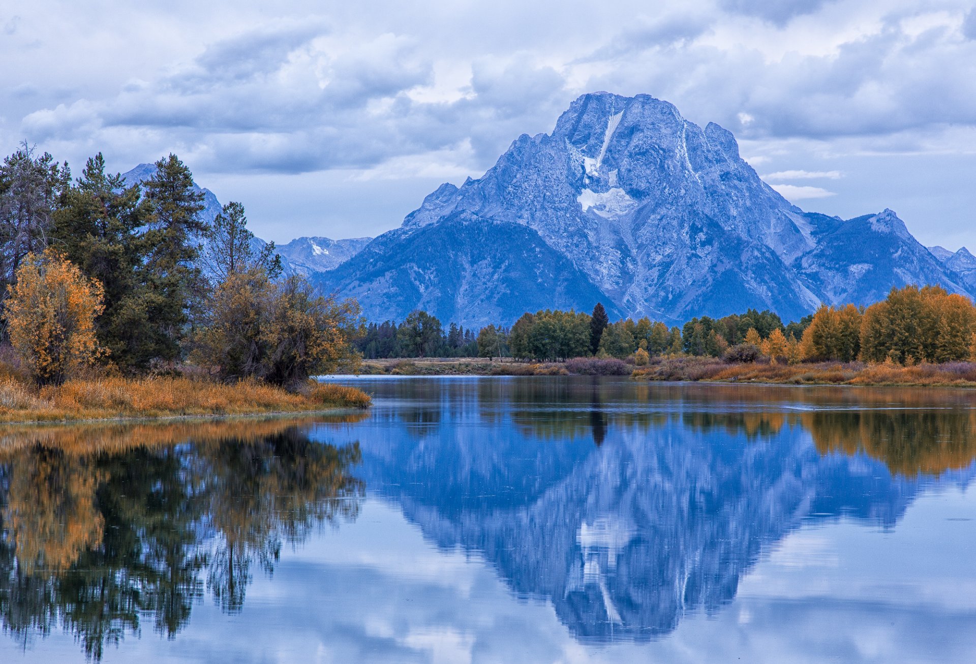 états-unis mont moran rivière snake parc national du grand teton wyoming automne rivière snake grand teton arbres forêt rivière eau surface matin ciel nuages nuages réflexion