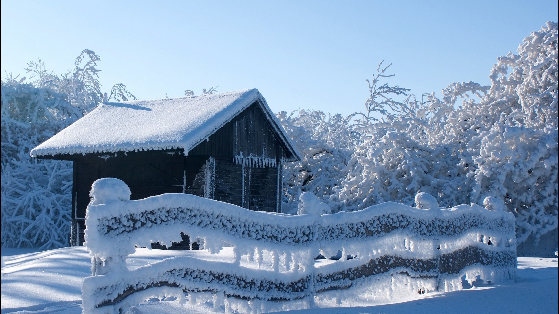 maison neige hiver ciel forêt arbres clôture gel