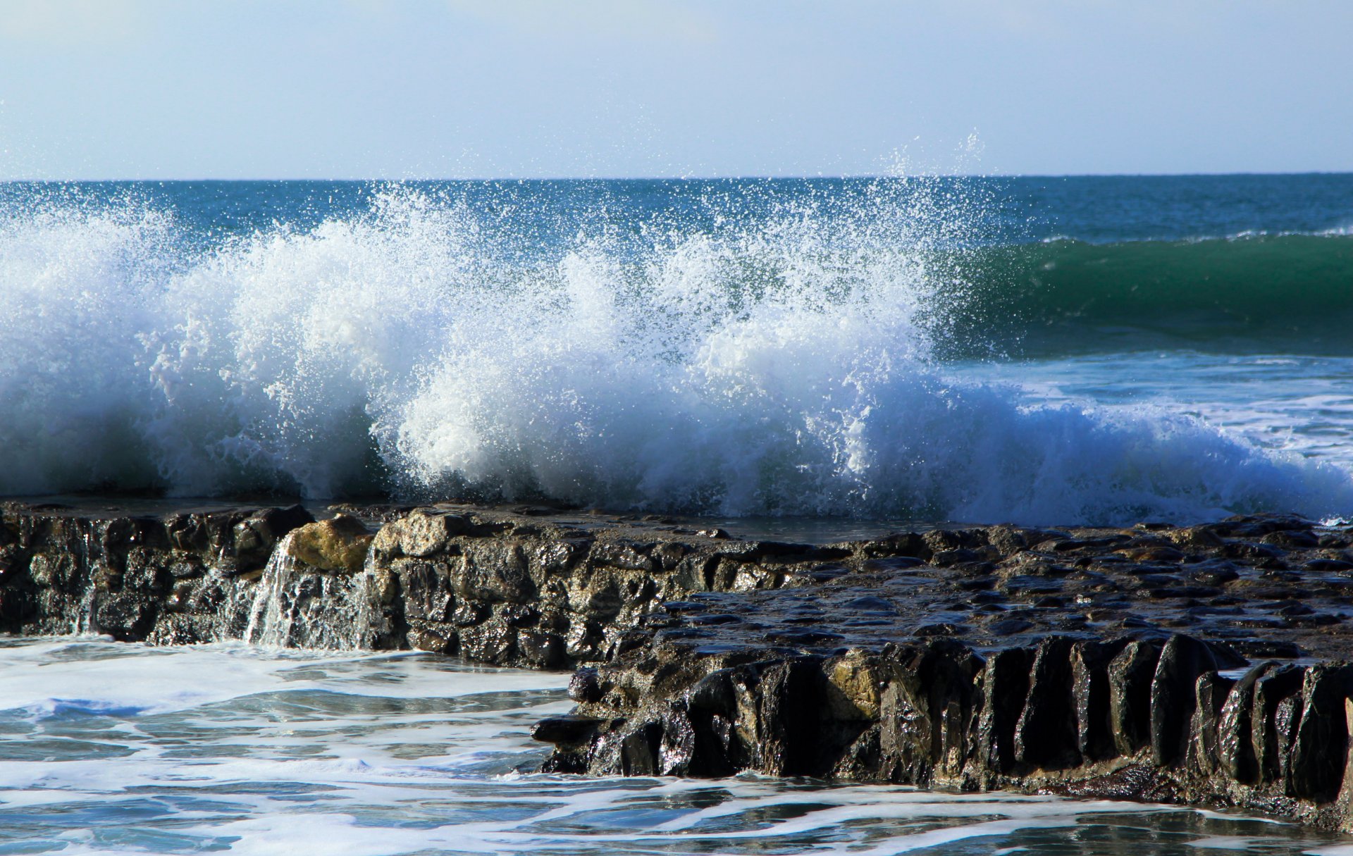 mare rocce rocce spruzzi onda