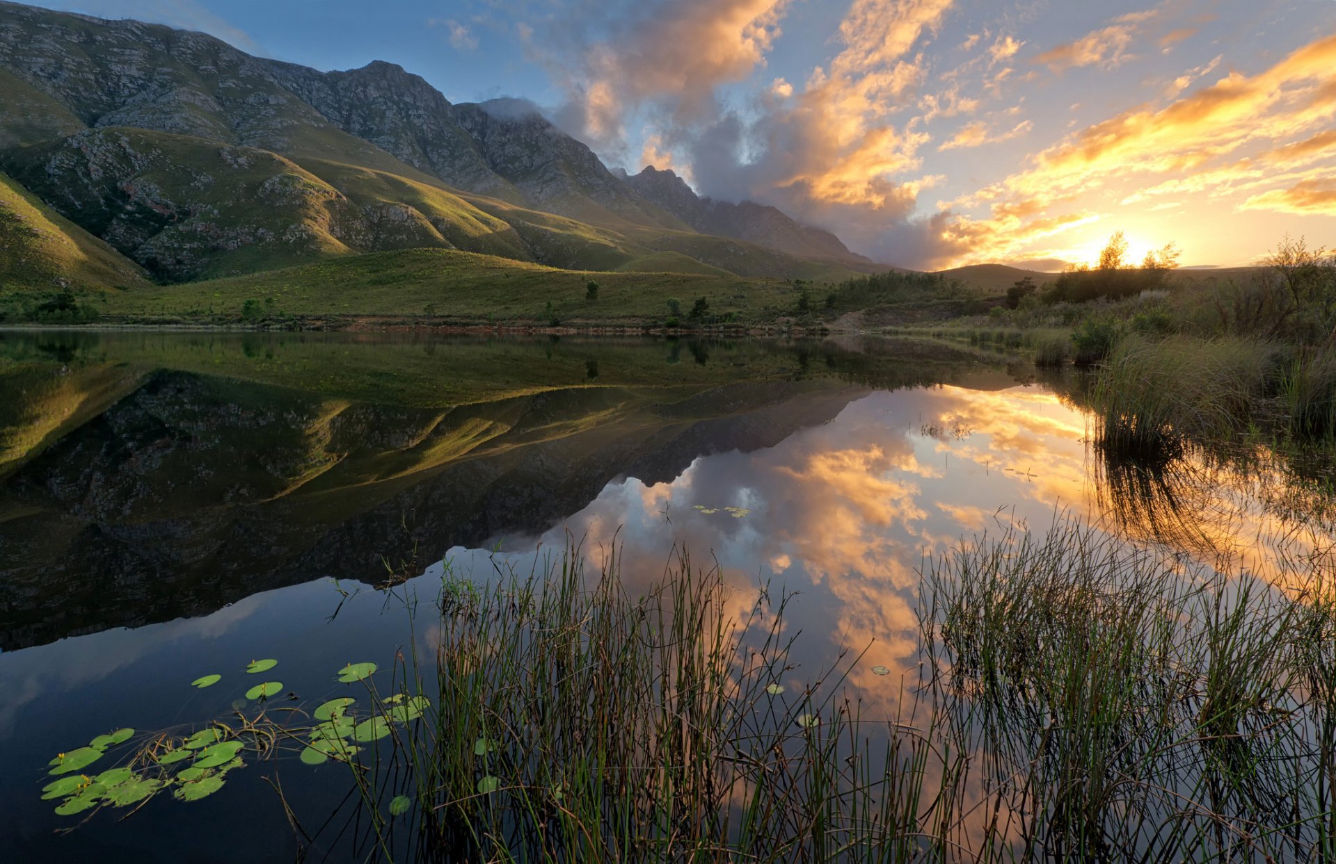 südafrika berge see reflexion sonnenaufgang