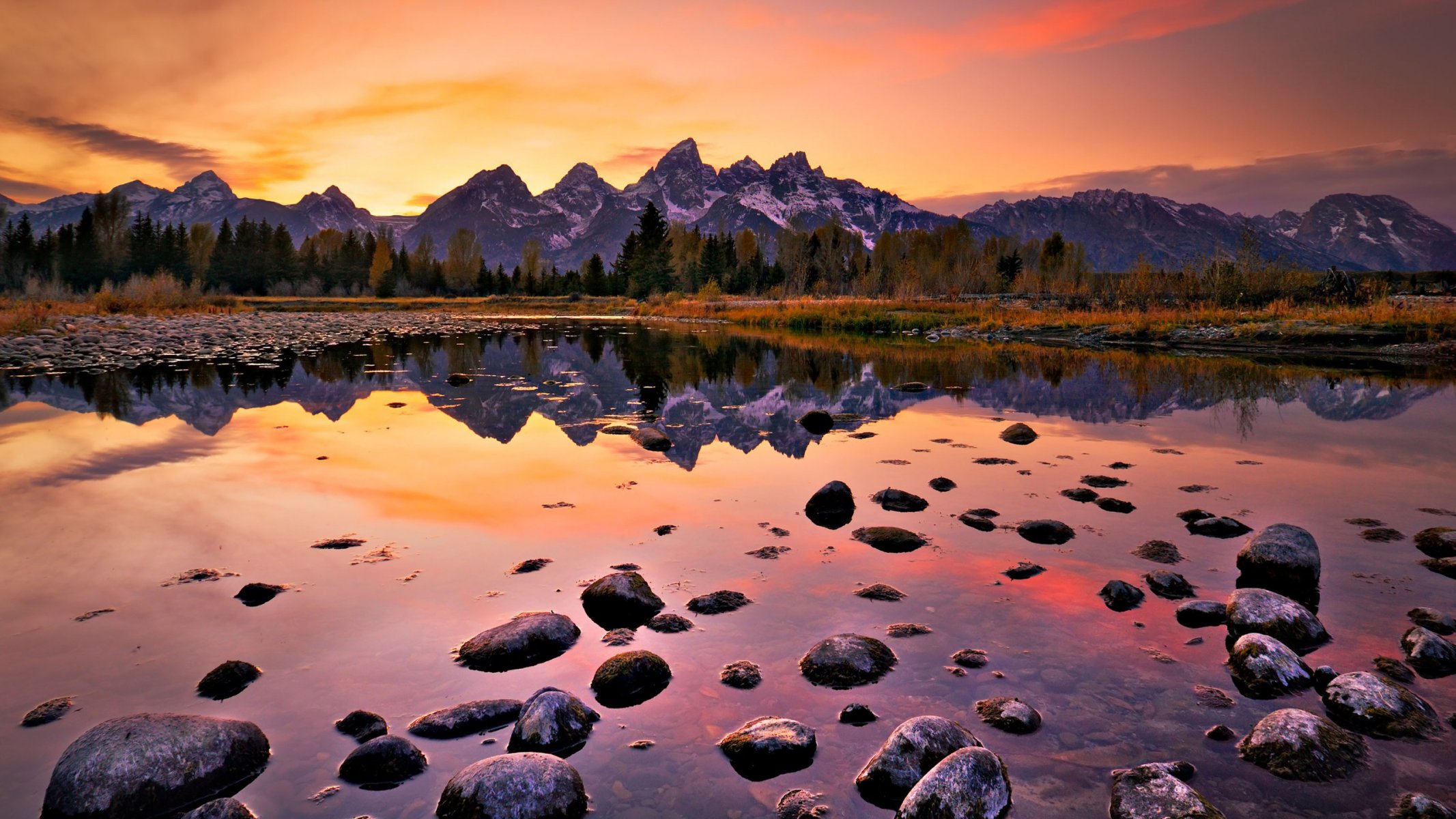 paisaje montañas lago rocas puesta de sol