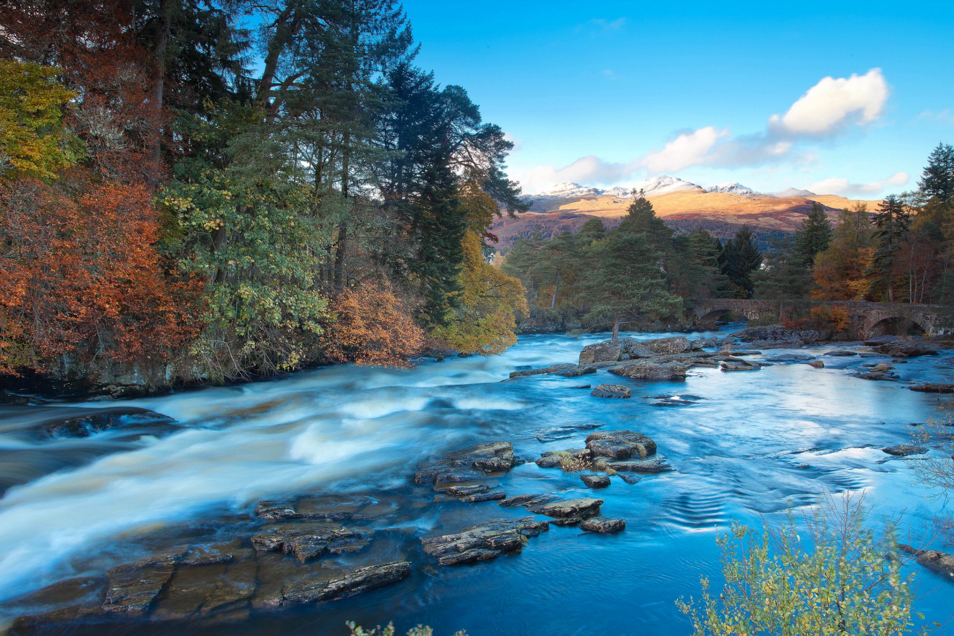 autunno foresta colline fiume flusso ponte