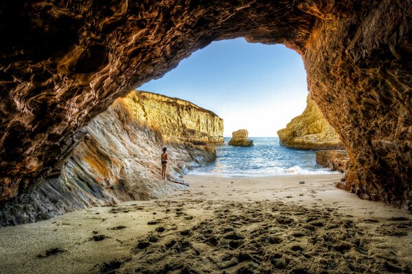 Grotte mystérieuse à la plage paradisiaque