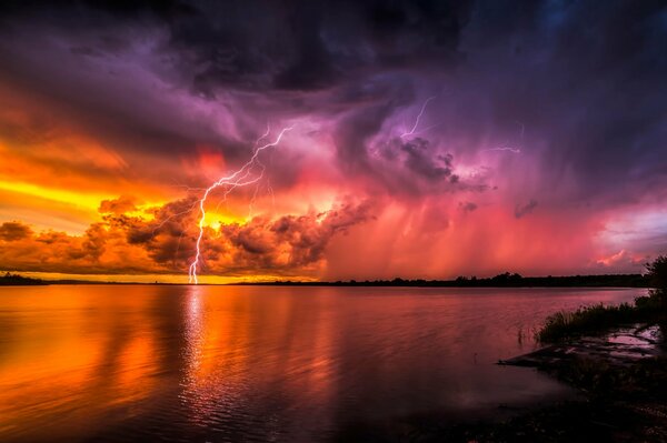 Gewitter. Blitze bei Sonnenuntergang