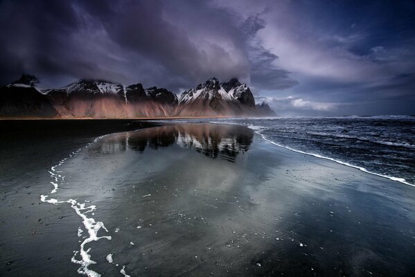 La sabbia nera accade sulla spiaggia Dell Islanda