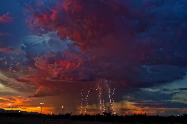 Tormenta de nubes rojas