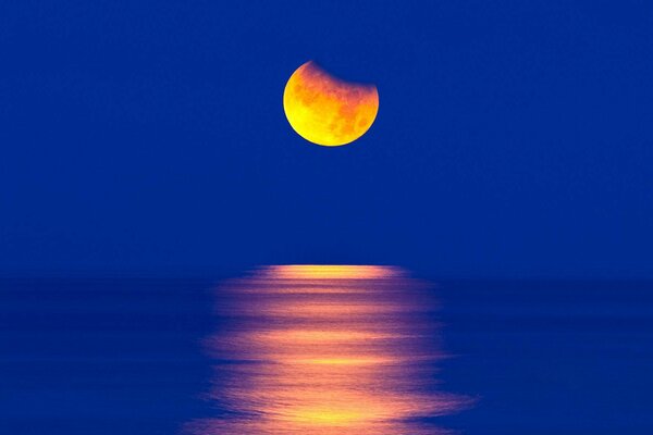 Luna luminosa nel cielo di colore elettricista