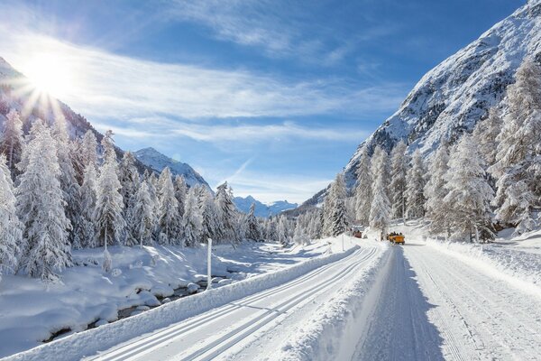 Carretera de montaña cubierta de nieve