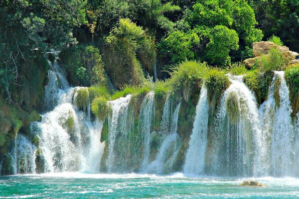 Eleganckie wodospady w Parku Narodowym w Chorwacji
