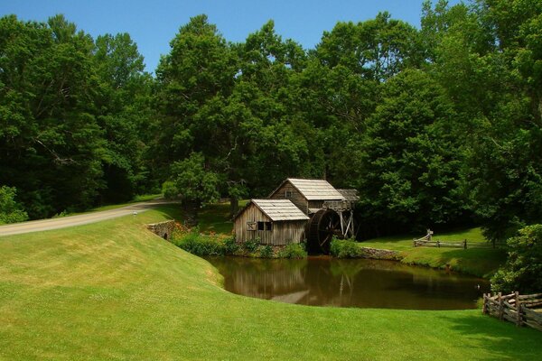 Maison en bois avec moulin près de l étang