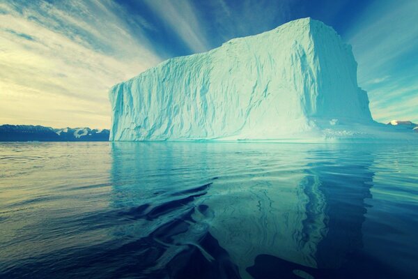 Samotna góra lodowa w lodzie w oceanie