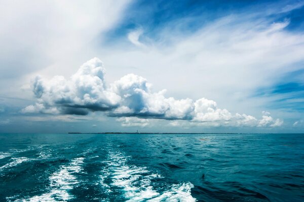 Hermosas nubes sobre el océano azul