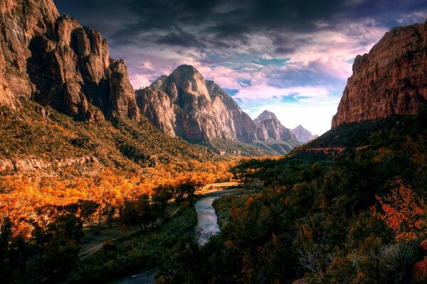 Naturaleza de otoño en las montañas con el río