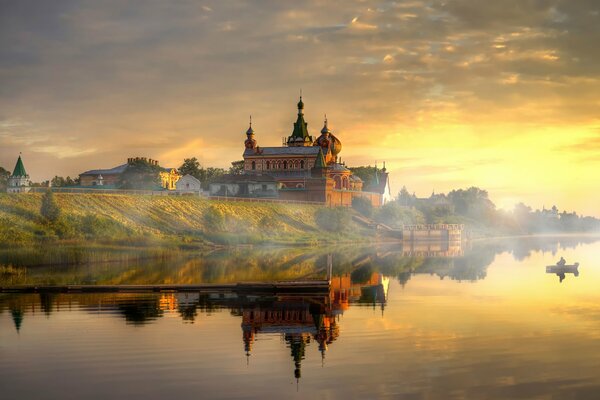 El monasterio de Nikolsky en otoño es especialmente hermoso