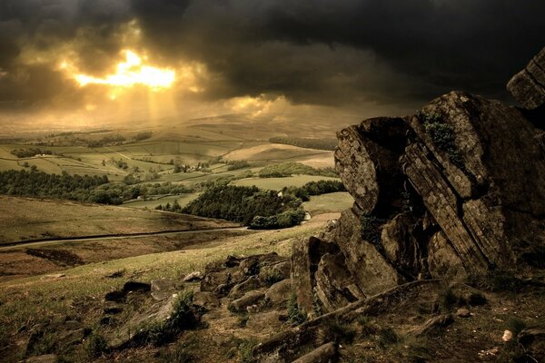 Vue de la vallée de la falaise sur les collines