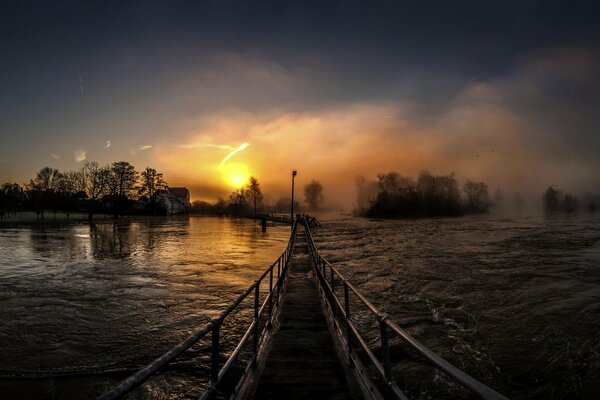 Sonnenaufgang über der Flussbrücke