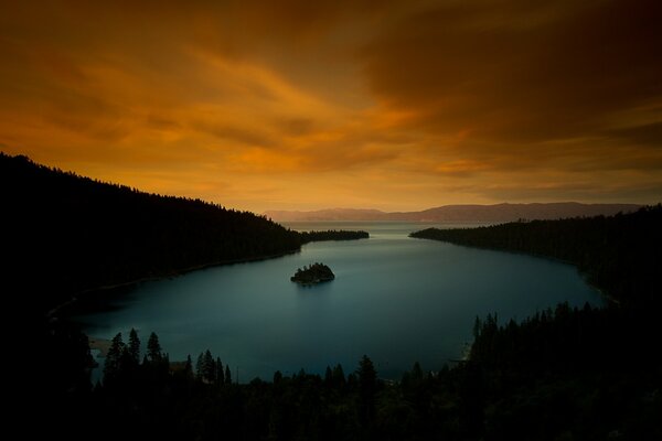 Lago Tahoe in California al tramonto