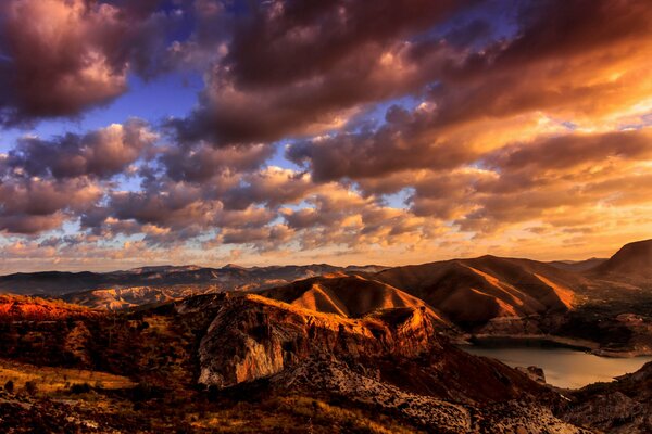 Goldene Wolken im westlichen Hochland