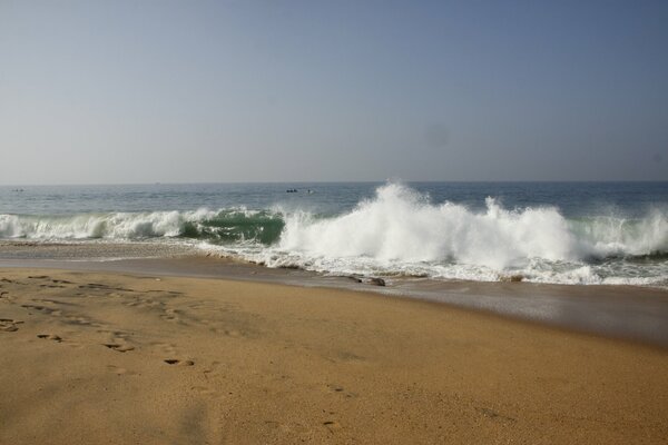 Carta da parati con onda di mare sulla spiaggia