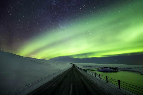 Aurora boreale nel cielo notturno