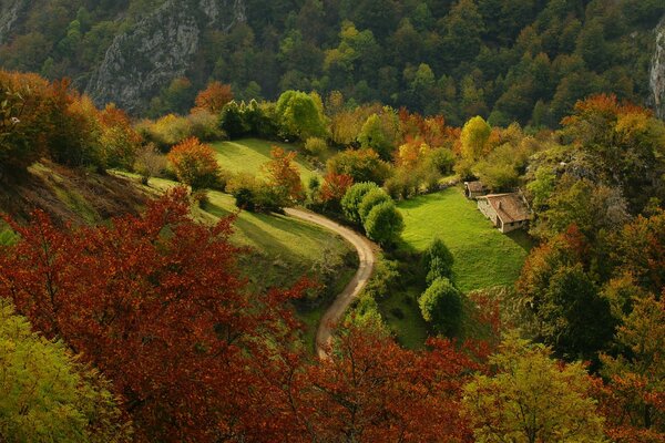 Une maison solitaire. Route. Haut