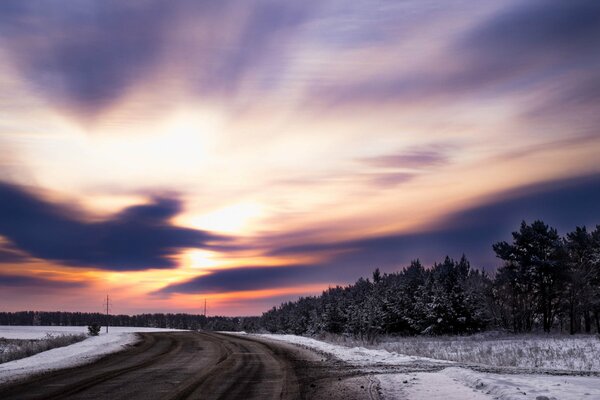 Fantastico tramonto e strada invernale