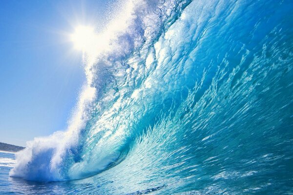 Fang die Welle. Blaue Welle und helle Sonne