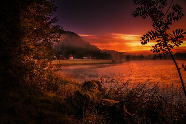 Wahnsinnig schönes Norwegen mit herrlichem Sonnenuntergang und Natur rund um den Fluss