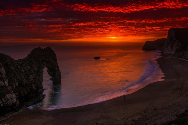 Puerta de roca de piedra caliza en Inglaterra al atardecer