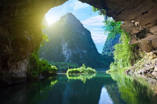 Acantilado junto al agua en Vietnam