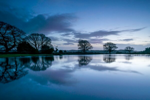 Die Reflexion des himmelblauen Wassers im Fluss