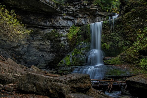 Wasserfall Kaskade im Park