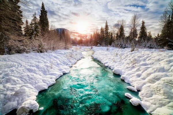 Río en Canadá con nieve bajo las nubes