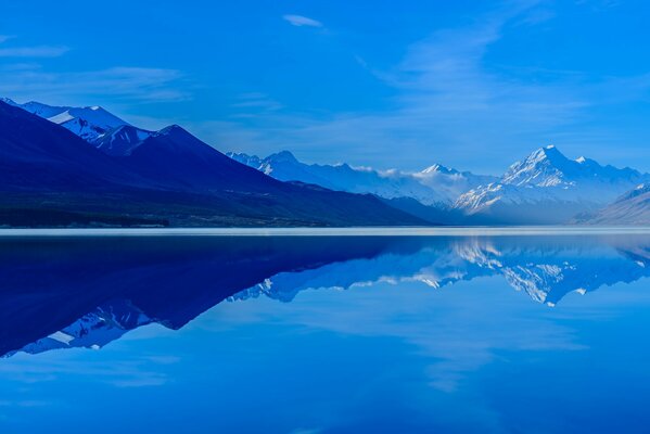 Reflejo de las montañas y el cielo en el lago Pukaki