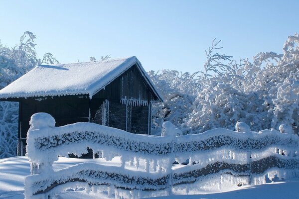 Casa cubierta de nieve. Paisaje de invierno