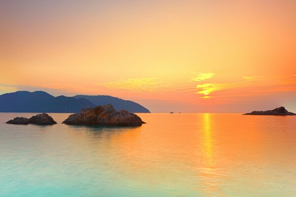 Coucher de soleil illuminant la surface de l eau de la mer