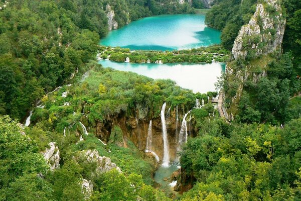 Lago y cascada. Croacia. Paisaje