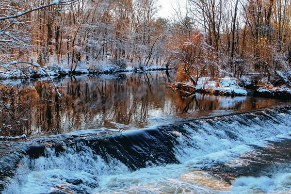 Winterfluss des Flusses im Wald