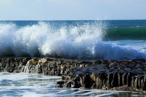 Breaking waves on sharp rocks