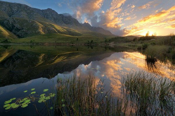 Der Bergsee spiegelt das umliegende Land wider