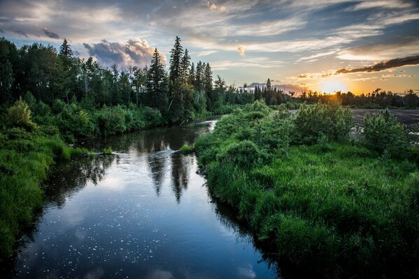 Schöner Sonnenuntergang über einem ruhigen Fluss