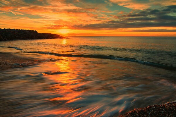 Puesta de sol italiana que cae al mar