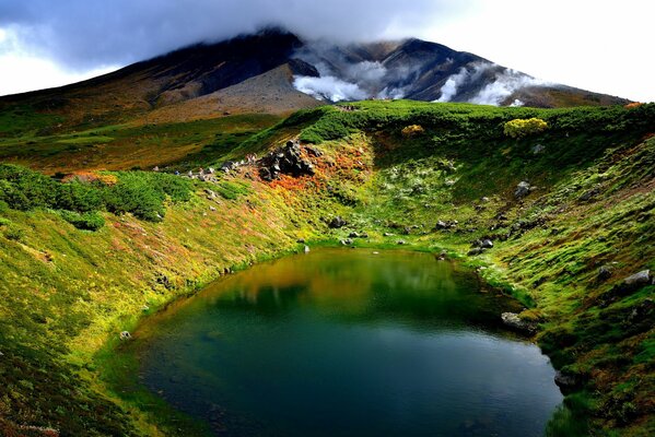 Lago en un barranco. Paisajes chinos